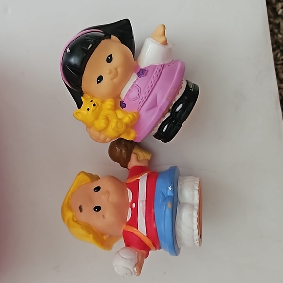 Fisher price little people bus with 2 characters. - Picture 11 of 13